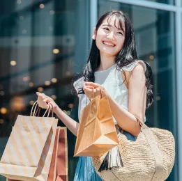 イメージ : 買い物している女性